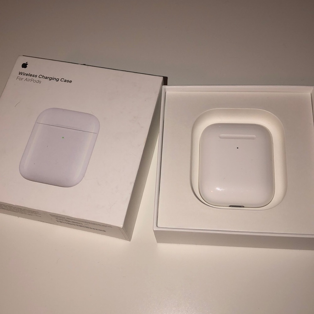 AirPod wireless charging case